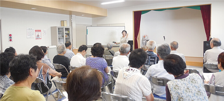 地域住民を対象とした公民館での栄養指導教室の様子